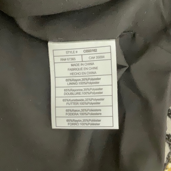 Women’s Black and Cream Patterned Jacket with front zipper. - Picture 5 of 5